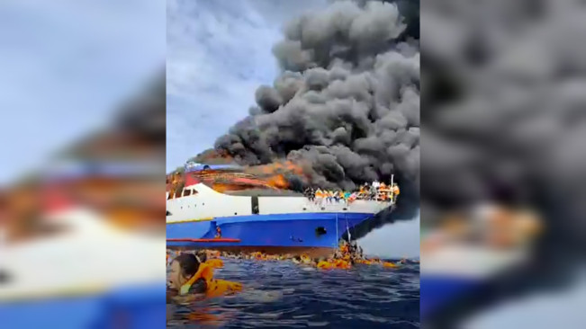 Suasana kepanikan saatv penumpang lompat ke laut. [Istimewa]